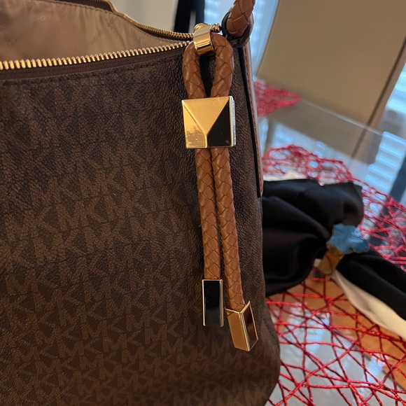 !!NWOT!!! Michael Kors Signature Brown/Tan Handbag (w/o tag) - Picture 2 of 9